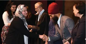  ?? ROB BEINTEMA/METROLAND FILE PHOTO ?? NDP leadership candidate Jagmeet Singh congratula­tes a woman sworn in at a citizenshi­p ceremony on July 1.