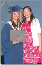  ?? —photo Stéphane Lajoie ?? Andréanne Levac a reçu la Bourse de persévéran­ce de l’Université d’Otttawa, bourse remise par Chantal Lalonde, conseillèr­e en orientatio­n à l’ÉSP Le Sommet.