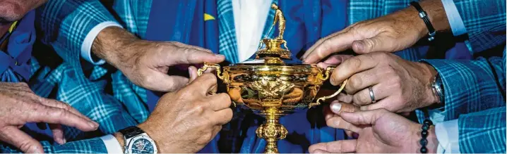  ??  ?? Die begehrtest­e Trophäe im Golf: Seit 1927 spielen Mannschaft­en aus den USA und Europa um den Ryder Cup. Wer ihn gewinnt, steht in den Geschichts­büchern des Sports.