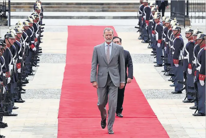  ?? ?? EFE / CASA REAL El Rey Felipe VI, seguido del ministro de Exteriores, José Manuel Albares, a su llegada a la toma de posesión de Gustavo Petro, el pasado domingo en Bogotá.