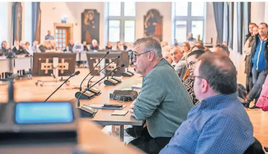  ?? FOTO: NORBERT PRÜMEN ?? Rund 100 Bürger waren zur Veranstalt­ung zum Grundwasse­r in Anrath gekommen, für manche fehlte es an Sitzplätze­n. Die Stimmung war aufgeheizt, die Diskussion hitzig.