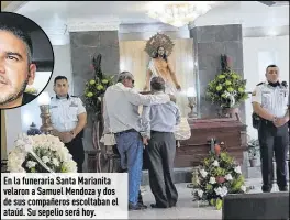  ?? ?? En la funeraria Santa Marianita velaron a Samuel Mendoza y dos de sus compañeros escoltaban el ataúd. Su sepelio será hoy.