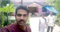  ??  ?? Ranjish poses for a selfie with his parents in front of their house
