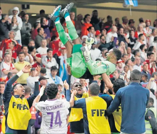  ??  ?? EL HÉROE. Khalid Eisa fue manteado por sus compañeros cuando terminó la semifinal.