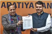  ?? — PTI ?? BJP leader Arun Singh and Goa election in-charge Devendra Fadnavis announce the list of party candidates for the Goa Assembly polls at the party headquarte­rs in New Delhi Thursday.