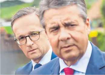  ?? FOTO: DPA ?? Der bisherige Außenminis­ter Sigmar Gabriel (rechts) lobt seinen voraussich­tlichen Nachfolger Heiko Maas, den bisherigen Justizmini­ster.