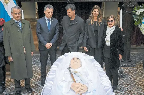  ?? SENADO ?? El último adiós. Macri y su esposa, junto al primo Eduardo de la Rúa (izquierda), Antonio (hijo) y la viuda, Inés Pertiné.