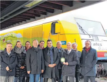  ?? FOTO: TERESA BLEYMEIER ?? Landrat Elmar Stegmann, Bodo-Geschäftsf­ührer Jürgen Löffler und Steffen Schaller von Länderbahn/Alex mit ihren Mitarbeite­rn freuen sich auf den Start des Verkehrsve­rbunds Bodo im Landkreis Lindau ab dem 1. Januar 2018.