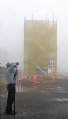  ?? PHOTO: MATTHEW NEWTON ?? SAFE WORK: The Toowoomba Second Range Crossing worksite at Goombungee Bridge was shrouded in fog yesterday.