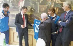  ?? ANSA ?? Il presidente Tavecchio e il ct Conte consegnano a Renzi la “10” azzurra