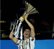  ?? (Ap) ?? La nona Cristiano Ronaldo alza la Coppa del 36° scudetto della Juventus