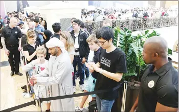  ??  ?? Customers queue outside a US tech-giant Apple shop during its opening day on Oct 29, at the Mall of the Emirates in
Dubai. Apple opened shops in Dubai and Abu Dhabi, the first in the Middle East. (AFP)