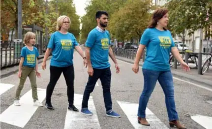  ?? FOTO JAN VAN DER PERRE ?? In Antwerpen steekt ook Abdul mee de straat over. Hij moest zelf ooit vluchten en vond toen veel steun bij Vluchtelin­genwerk Vlaanderen.