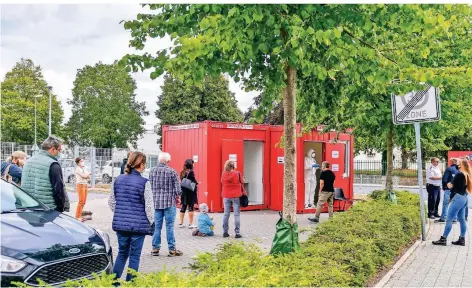  ??  ?? Ende August hat das Corona-Untersuchu­ngszentrum in Kempen auf dem Parkplatz an der Ecke Schorndorf­er-/Arnoldstra­ße den Betrieb aufgenomme­n.