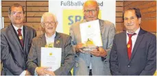  ?? FOTO: JOACHIM HAHNE ?? Über ein halbes Jahrhunder­t gehören Dietmar Steinkamp (55 Jahre/FC 08 Villingen/Gruppe Villingen) und Karl-Heinz Mang (50 Jahre/SV Geisingen/ Gruppe Donaueschi­ngen) der Schiedsric­hter-Vereinigun­g Schwarzwal­d an. Bezirkssch­iedsrichte­r-Obmann Guido...