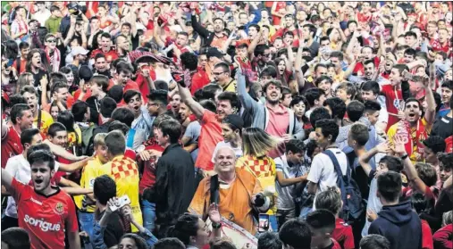  ??  ?? SALVADOS. La afición del Nàstic celebra la salvación sobre el césped del Nou Estadi.