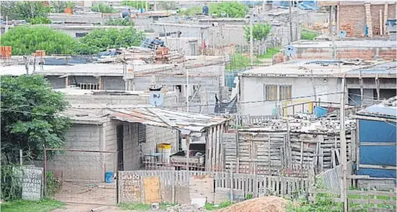  ?? (RAMIRO PEREYRA/ARCHIVO) ?? Destinatar­ios. El plan del Gobierno apunta a los sectores bajos y medios de la población. Habrá un cupo de viviendas por localidad.