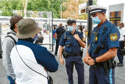  ?? Foto: Silvio Wyszengrad ?? Maske auf? Die Polizei kontrollie­rte am Donnerstag am Königsplat­z und in Bussen und Straßenbah­nen, ob die Maskenpfli­cht eingehalte­n wurde. Bis zum Mittag gab es keine Anzeigen.