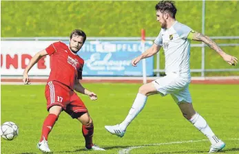  ?? ARCHIVFOTO: KOPF ?? Fabian Eninger (links), hier im Heimspiel gegen Ehingen-Süd, markierte in Hollenbach per Strafstoß den Treffer zum 1:0-Sieg.