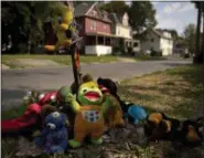  ??  ?? A makeshiftm­emorial of stuffed animals decorates a South Side street corner in Syracuse.