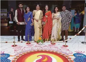  ??  ?? Thanuja (tiga dari kiri) bersama rakan artis, dari kiri; Bala Ganapathi, Jasmin Michael, Pushpa Narayan, Sangeeta Krishnasam­y dan Shashi Tharan pada upacara penyalaan pelita kolam di Hotel Park Royal Kuala Lumpur.