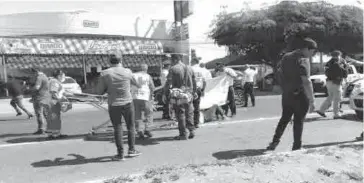  ?? FOTO: EL DEBATE ?? Paramédico­s a punto de retirar a la lesionada.