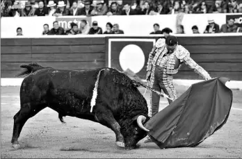  ?? Foto: archivo el comercio ?? •
Enrique Ponce, al natural, bella expresión con un toro bravo que humilla sin parar.
