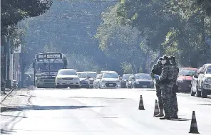  ??  ?? Importante movimiento en las calles de Asunción. Las Fuerzas Armadas, la Policía Nacional y la Policía Municipal realizaron controles en varios puntos de la Capital.