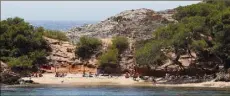  ??  ?? La beauté du littoral varois est un véritable atout pour les loueurs de bateaux. Qu’ils soient profession­nels ou particulie­rs inscrits sur les plateforme­s Internet.