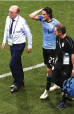  ?? SERGIO PEREZ/REUTERS ?? JADI TUMBAL: Edinson Cavani harus dipapah tim medis saat meninggalk­an lapangan.