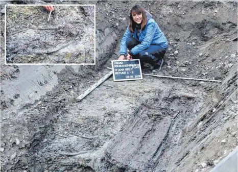  ?? FOTOS: JULIA BAUMANN ?? Archäologi­n Elisabeth Faulstich-Schilling freut sich: Sie hat am Oberen Schrannenp­latz viele Skelette und Sarkophage entdeckt. Eines davon (unten links und Bild im Bild) gibt ihr besondere Rätsel auf, denn es ist nicht, wie der rest, von Westen nach Osten platziert.