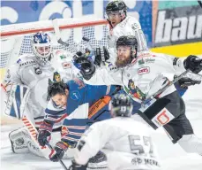  ?? FOTO: FELIX KÄSTLE ?? Ohne Helm sucht Towerstars-Stürmer David Zucker angesichts des heranflieg­enden Pucks beim Spiel gegen Freiburg Deckung.