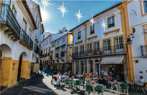  ??  ?? ÉVORA, THE ALENTEJO REGION’S UNESCO-LISTED CAPITAL, IS A FINE PLACE TO HAVE LUNCH.