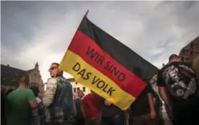  ?? FOTO CRAIG STENNETT/BELGA ?? Duitse leraars vragen zich af hoe ze in de klas over de AfD-betogingen met als slogan ‘Wir sind das Volk’ moeten spreken.