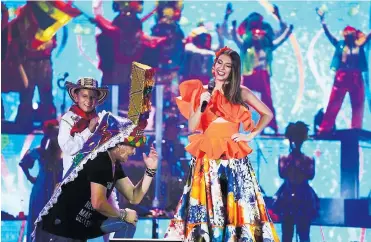  ?? JESÚS RICO Y LUIS MIGUEL CHARRIS ?? La reina del Carnaval 2019, Carolina Segebre, subió al escenario con el rey momo de los niños César De la Hoz. La soberana le impuso el turbante de la danza del congo al cantante samario Carlos Vives.