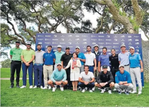  ?? JORGE DEL ÁGUILA ?? Todos los participan­tes españoles del Andalucía Valderrama Masters, junto a María Acacia López, la jefa de prensa del Circuito Europeo.