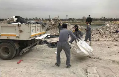  ?? ARNE ANDREASSEN
FOTO: TOR ?? Et lik blir kastet opp på et lasteplan i sentrum av Mosul. Hundrevis av lik er blitt kjørt bort og dumpet i en massegrav utenfor Mosul. Myndighete­ne har ikke gjort noen forsøk på å ta DNA-prøver fra likene.