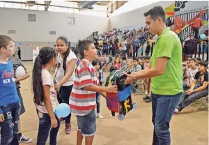  ??  ?? EN EL evento hubieron rifas y regalos para los pequeños