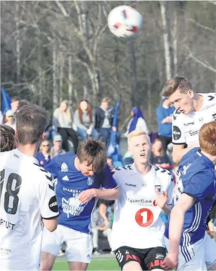  ??  ?? SCORET FIRE: Tobias Lauritsen var i en egen klasse under cupkampen mot Skarphedin. Bøheringen­e kunne ikke stoppeOdd-spissen, som scoret fire i 9-0-seieren.