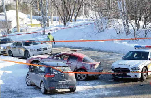  ??  ?? Un policier de la Sûreté du Québec a fait feu sur un adolescent qui se trouvait à bord de la voiture rouge rapportée volée.