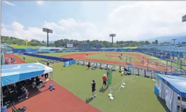  ??  ?? Una vista general del estadio Fukushima Azuma, donde se disputarán el béisbol y el sóftbol.