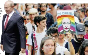  ?? Ansa/LaPresse ?? In burletta Il Putin arcobaleno in una manifestaz­ione Lgbt
