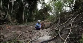  ??  ?? TRØBBEL: En arbeider viser frem et rør som ender opp i skogen ved Hydro sitt anlegg i Brasil.