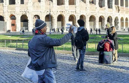  ??  ?? Abusivi
Chi vende calzini, chi scialli, chi propone selfie, chi giri con le botticelle: la piazza del Colosseo trasformat­a in suk