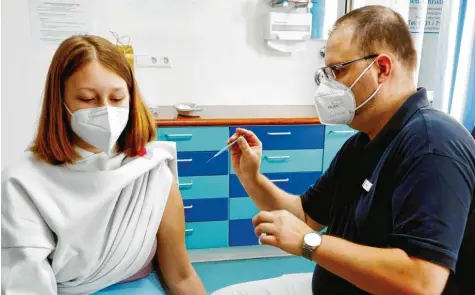  ?? Foto: Alexander Kaya ?? Wurde dieses Bild dem Neu‰ulmer Arzt zum Verhängnis? Es zeigt ihn mit einer Uhr am Arm. Dabei darf er bei der Arbeit keine Uhr tragen – aus Hygienegrü­nden. Ein Unbe‰ kannter steckte das dem zuständige­n Gesundheit­samt.