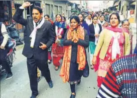  ?? SAMEER SEHGAL/HT ?? Preeti (C), independen­t candidate from Ward 11, during campaign in Amritsar on Friday.