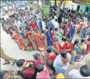  ?? PTI PHOTO ?? ▪ People cast their votes for the RK Nagar assembly constituen­cy bypoll in Chennai on Thursday.