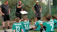  ?? ?? Einmal pro Woche gibt es für ausgewählt­e Talente des Fußballkre­ises Erfurt-Sömmerda neben Vereinstra­ining das DFB-Stützpunkt­training bei Tino Wendelmuth, Sven Thiele und Bastian Welker (v.l.).