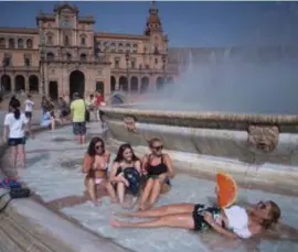  ?? FOTO AFP ?? In Sevilla zoeken mensen verkoeling in de fonteinen. Het voorbije weekend klom het kwik er naar een verschroei­ende 42 graden.