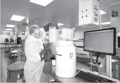  ?? AP ?? El proceso de la manipulaci­ón de células en el laboratori­o de la farmacéuti­ca Novartis.